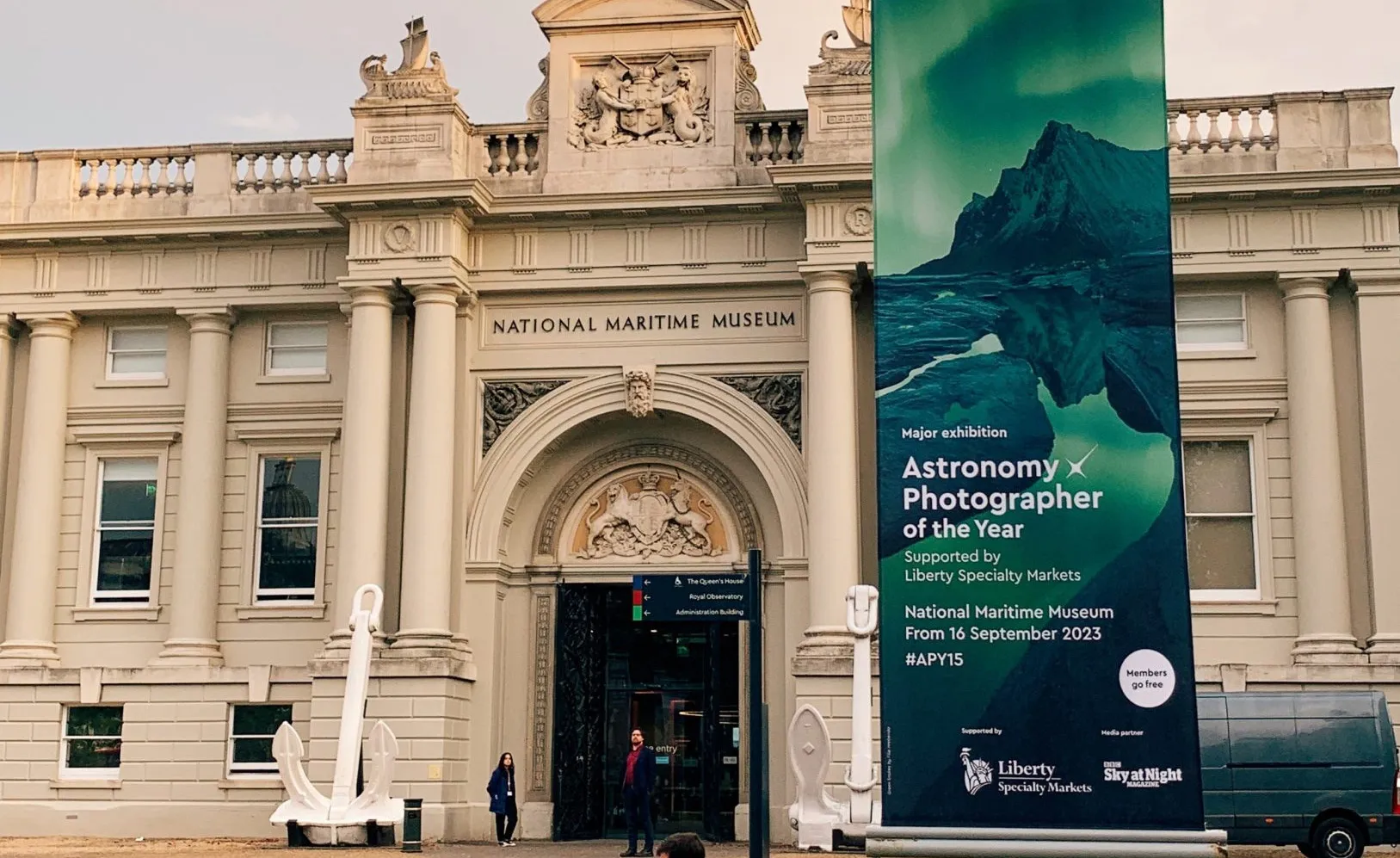 Cartaz da exposição Astronomy Photographer of the Year no National Maritime Museum, em Greenwich