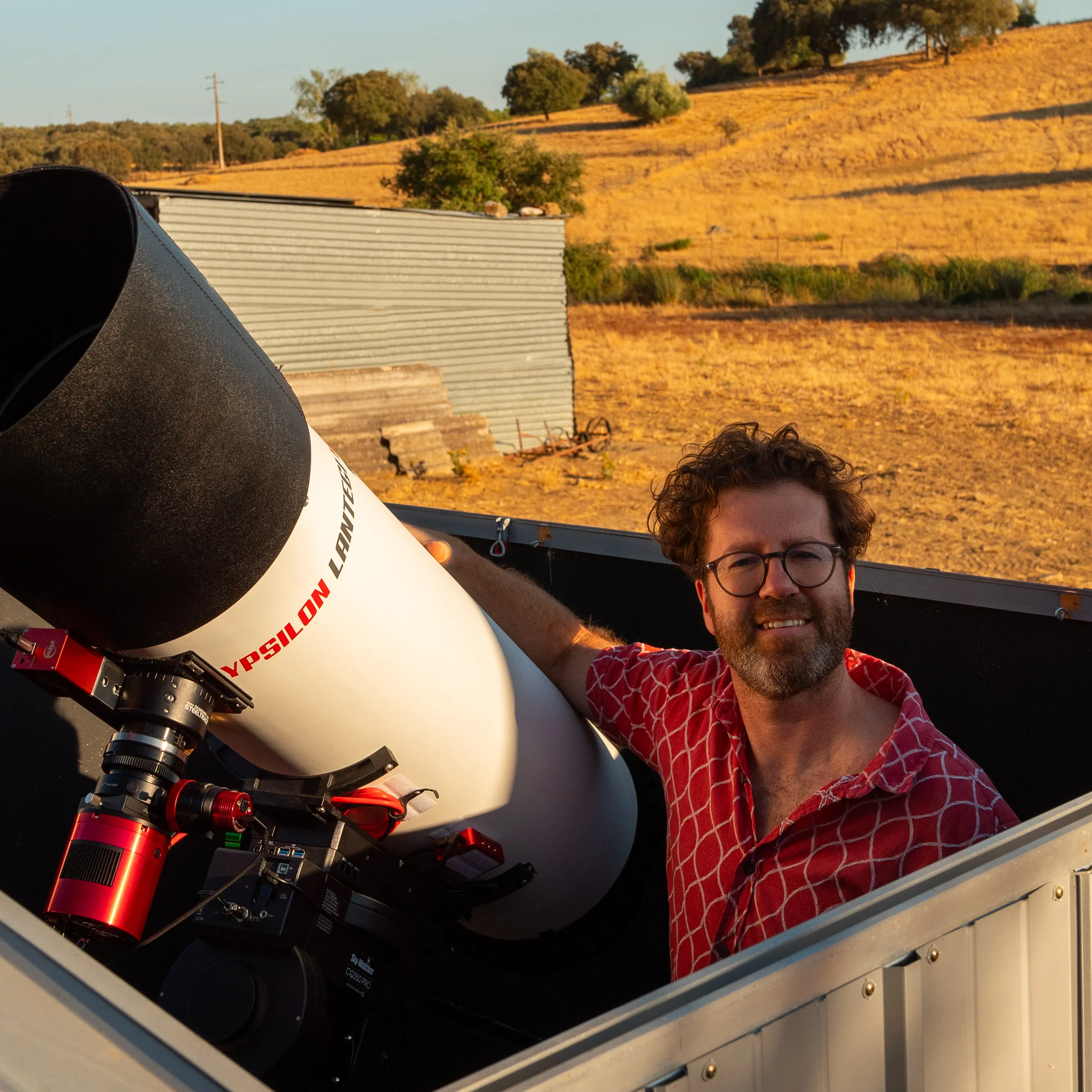 David Cruz junto ao telescópio, no observatório do Alentejo