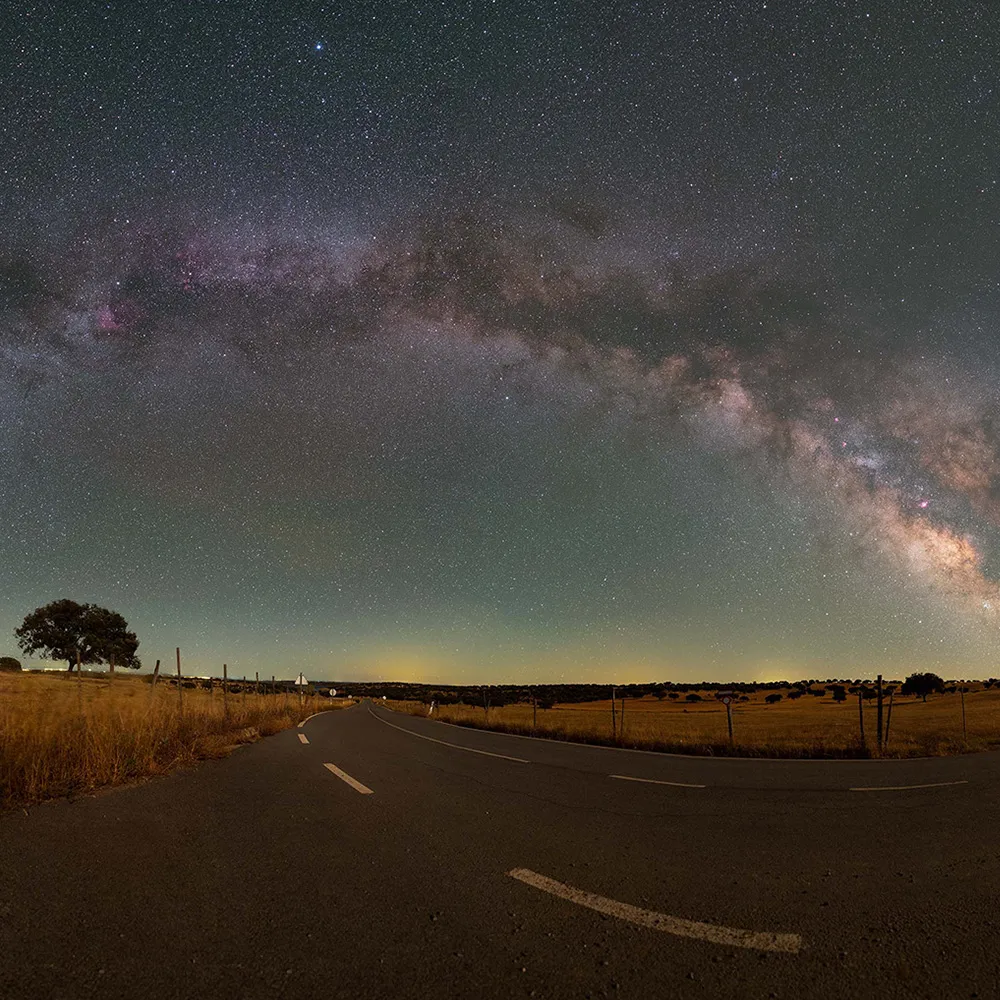 Arco da Via Láctea sobre uma estrada alentejana, ao fim da noite