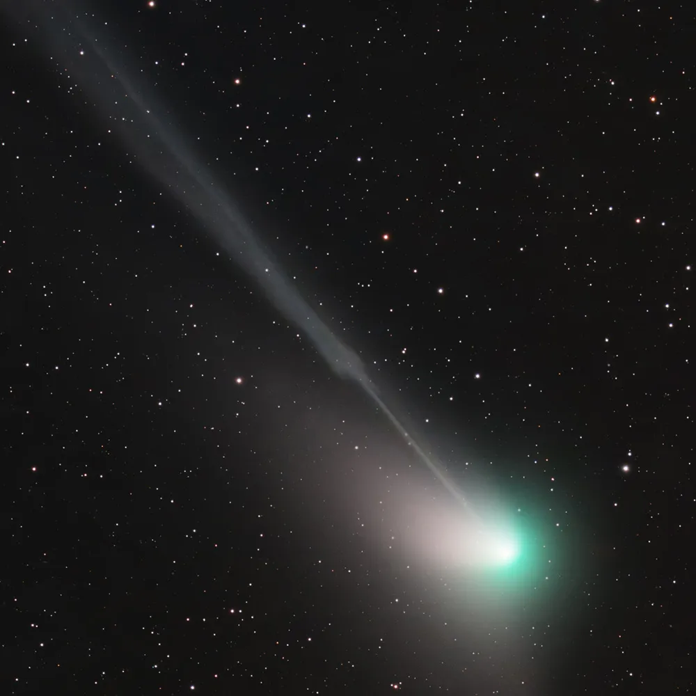 Cometa 2022 E3 (ZTF) com coma verde e a cauda de iões a desligar-se
