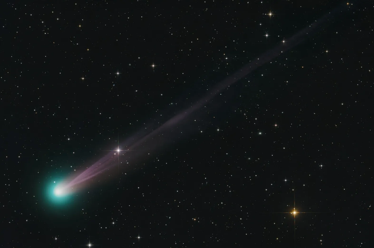 Cometa Lemmon com coma esverdeada e uma longa cauda de iões