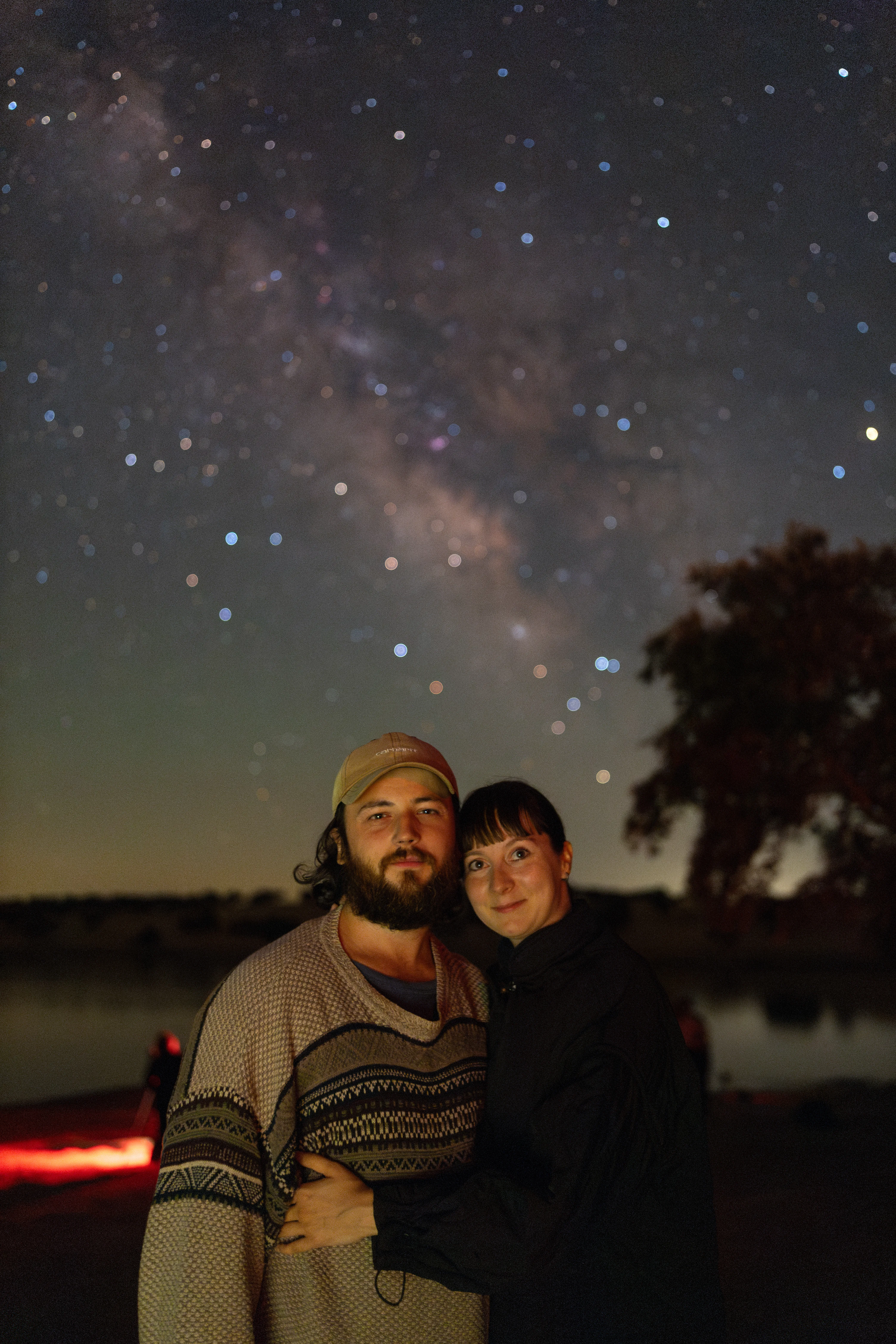 Casal fotografado sob a Via Láctea, durante uma sessão de retrato dedicada