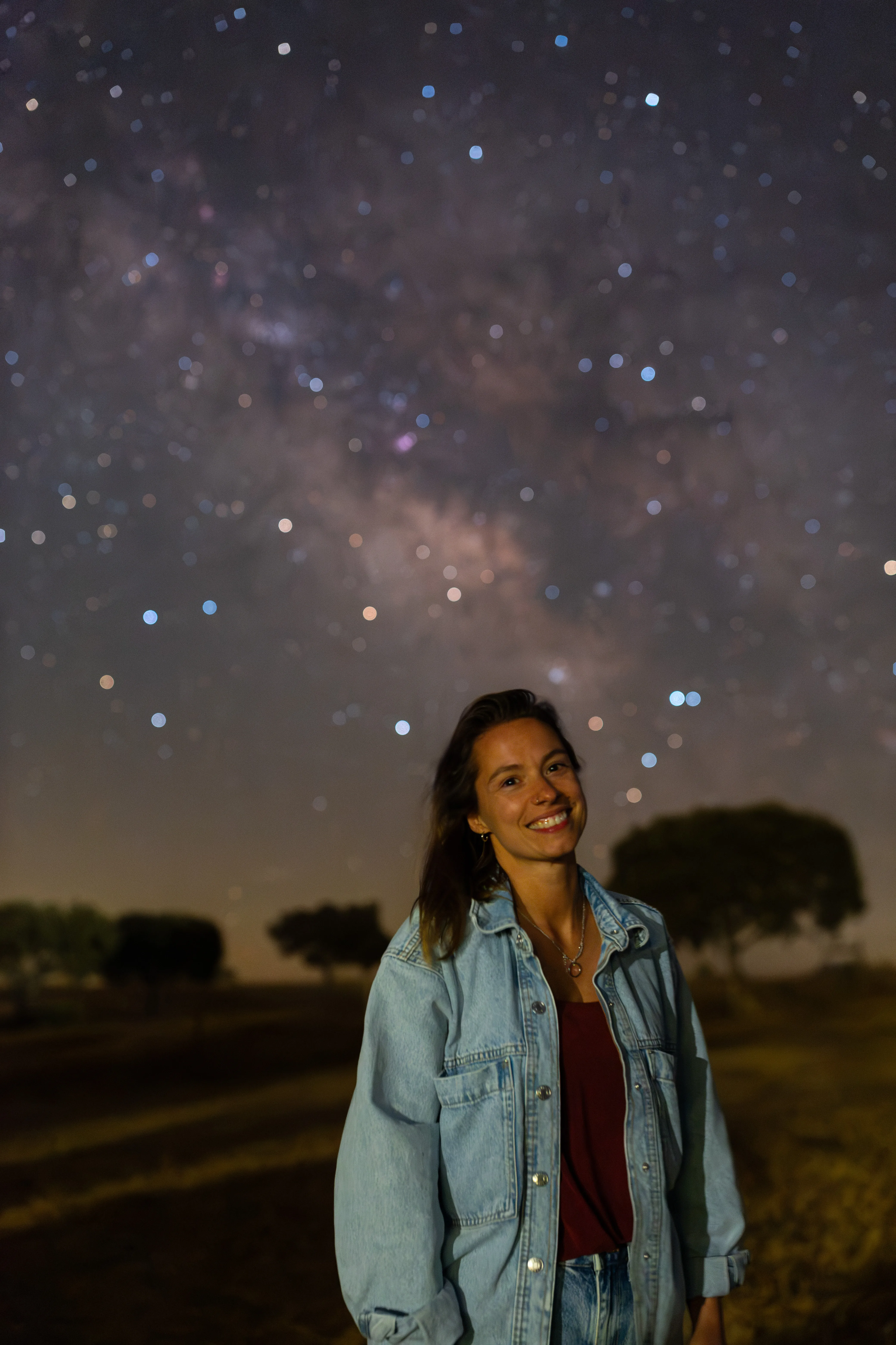 Retrato individual sob um céu cheio de estrelas