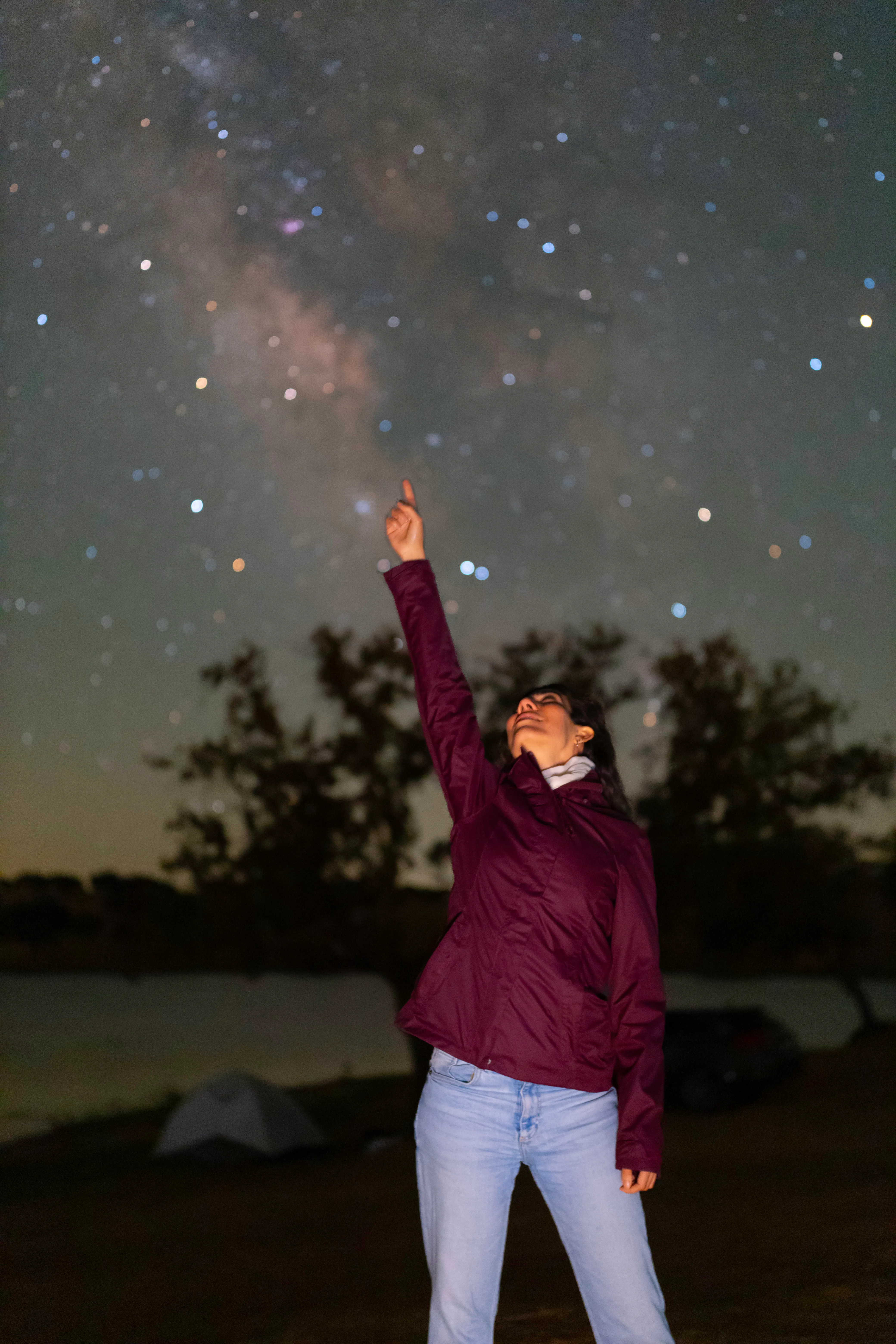 Retrato sob as estrelas a apontar para o céu