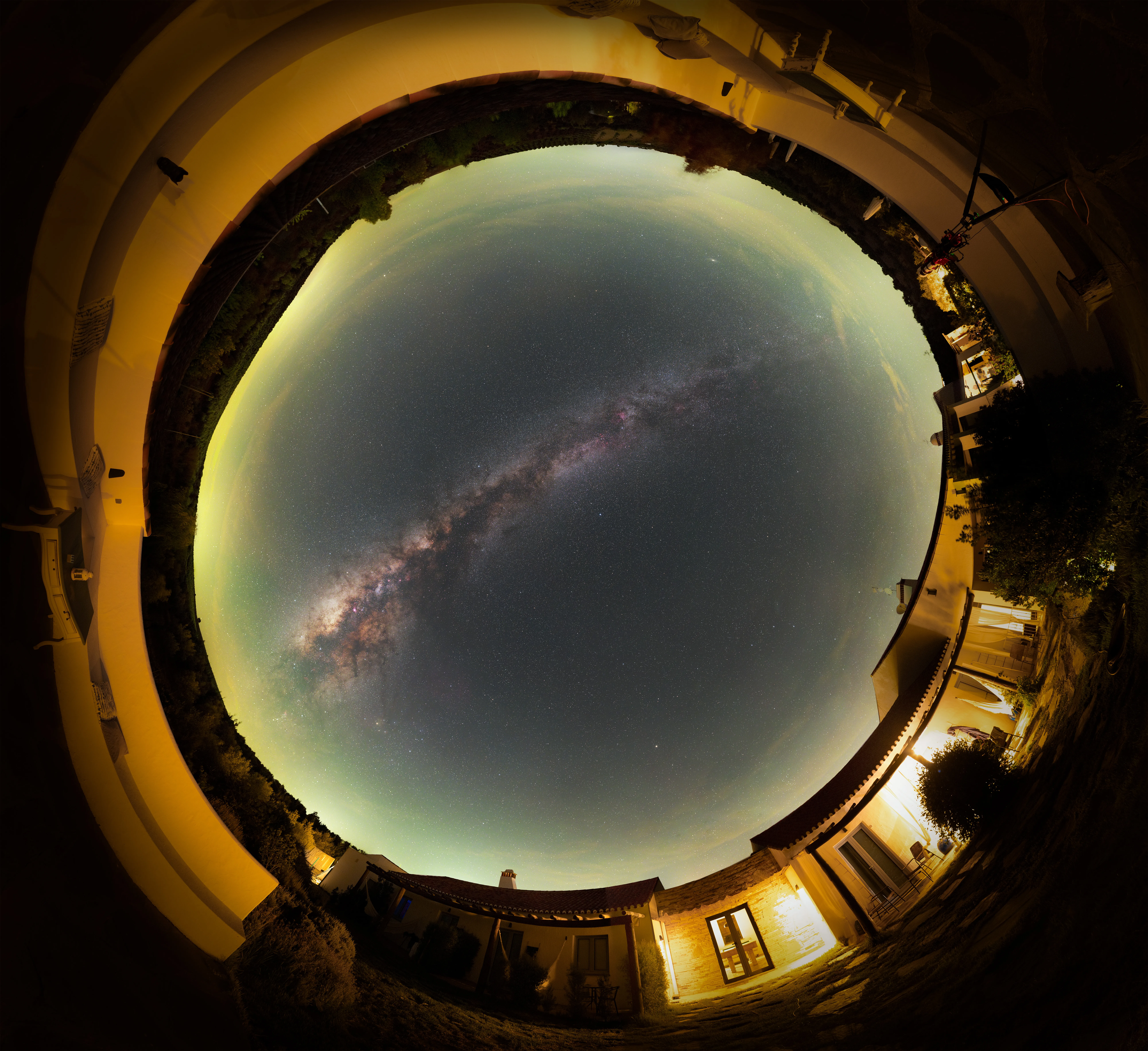 Céu estrelado sobre o observatório do Astromidnight, no Alentejo