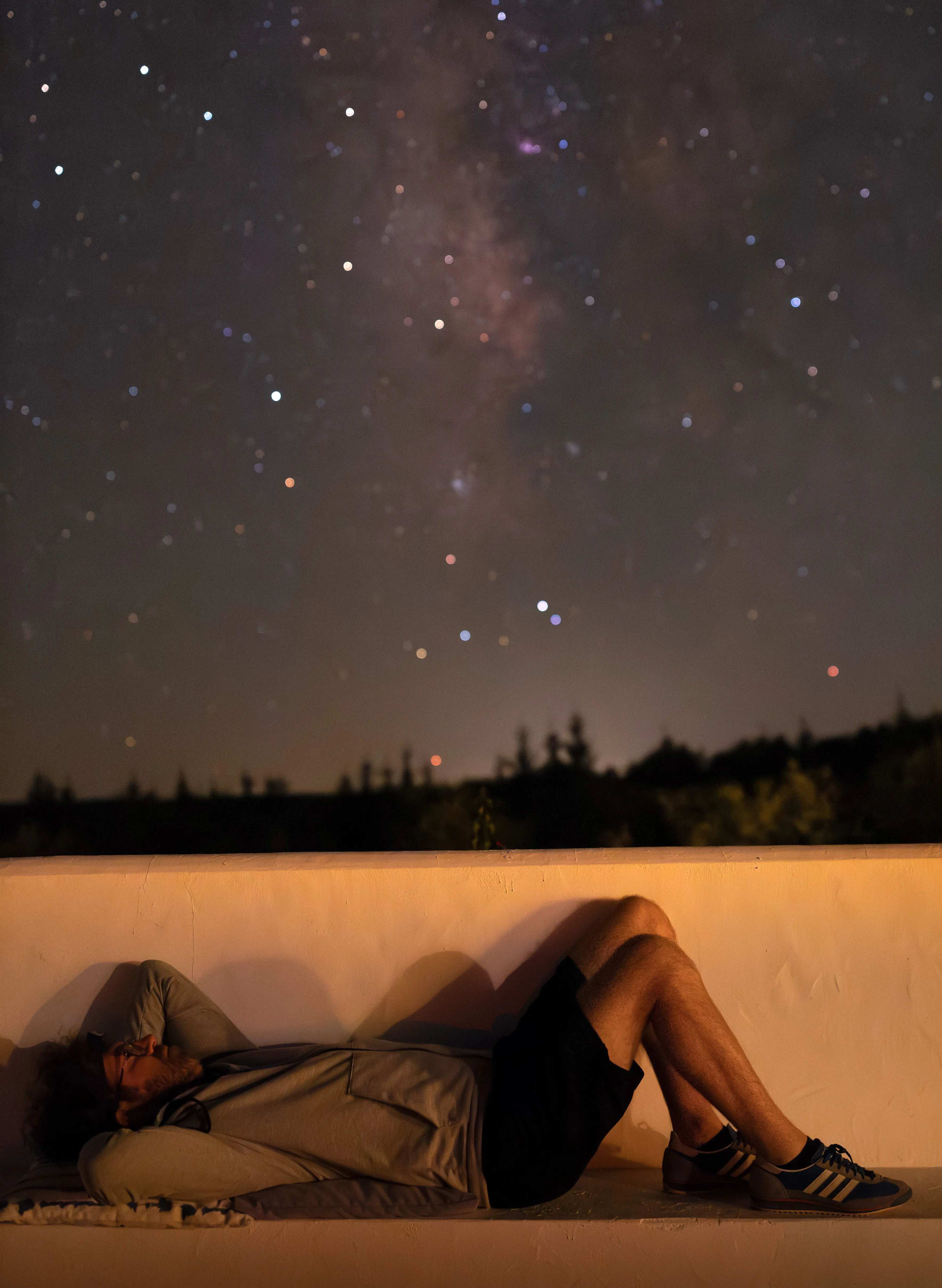 Retrato casual sob um céu estrelado, durante uma sessão de observação